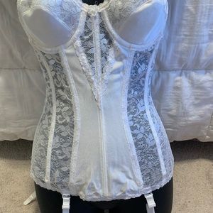 Rare Find!   Carnival Lace Bustier Has Underwire, Light Boning 32 A